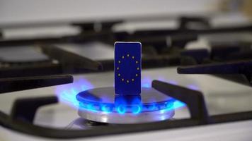 escasez y crisis del gas. bandera de la unión europea en una estufa de gas ardiente video