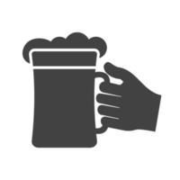sosteniendo el icono negro del glifo del vaso de cerveza vector