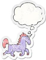 unicornio de dibujos animados y burbuja de pensamiento como una pegatina gastada angustiada vector