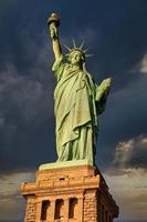 la estatua de la libertad en la ciudad de nueva york usa la luz del día cerca de vista de ángulo bajo con nubes en el cielo en segundo plano foto