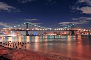 Puente de Manhattan en la noche foto