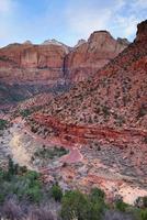 parque nacional zion con rocas rojas foto