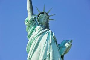 primer plano de la estatua de la libertad en la ciudad de nueva york manhattan foto