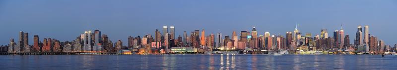 manhattan de la ciudad de nueva york sobre el río hudson foto