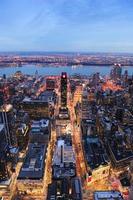 Vista aérea del horizonte de Manhattan de Nueva York al atardecer foto