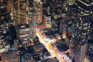 vista aérea de la calle manhattan de la ciudad de nueva york por la noche foto