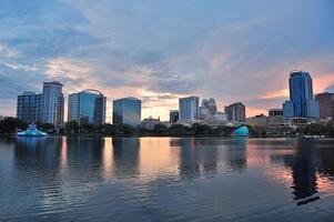 orlando puesta de sol sobre el lago eola foto