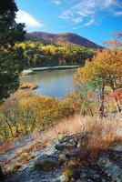 montaña de otoño con lago foto