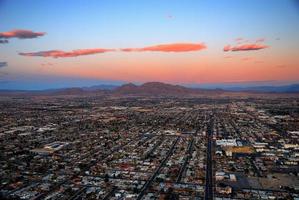 ciudad moderna con montaña al atardecer foto