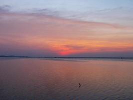 punto de vista del paisaje para el diseño postal y calendario verano mar viento ola fresco en vacaciones mar tranquilo zona costera gran puesta de sol cielo naranja claro dorado horas de la tarde día en chonburi tailandia foto