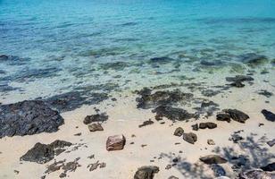 paisaje verano vista tropical mar playa roca azul cielo blanco arena fondo tranquilo naturaleza océano hermoso ola choque salpicaduras agua viajes nang ram playa este tailandia chonburi exótico horizon.