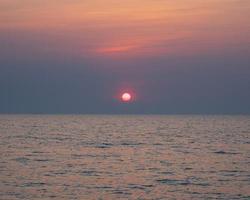 punto de vista del paisaje para el diseño postal y calendario verano mar viento ola fresco en vacaciones mar tranquilo zona costera gran puesta de sol cielo naranja claro dorado horas de la tarde día en chonburi tailandia foto