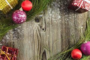 marco de navidad decorado con adornos sobre fondo de madera, borde de navidad, espacio de copia. foto