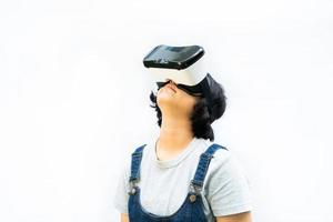 las chicas asiáticas están entusiasmadas con la experiencia vr sola en blanco, educación en línea, educación, dispositivos, tecnología y conceptos de videojuegos. foto