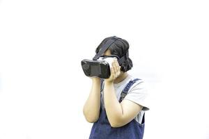 las chicas asiáticas están entusiasmadas con la experiencia vr sola en blanco, educación en línea, educación, dispositivos, tecnología y conceptos de videojuegos. foto