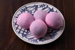 daifuku o mochi con nueces en un plato foto