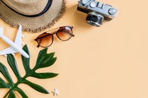 artículos de accesorios de viaje con fondo de color, concepto de vacaciones de verano foto