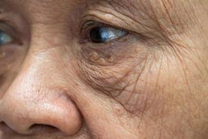 cara y ojo de anciana asiática con arrugas, vista de primer plano del retrato. foto