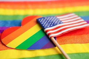 bandera de estados unidos de américa en el fondo del arco iris símbolo de la bandera del mes del orgullo gay lgbt movimiento social la bandera del arco iris es un símbolo de lesbianas, gays, bisexuales, transexuales, derechos humanos, tolerancia y paz. foto