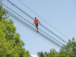 dossena, italia, 2022-peatones en el puente del sol de hierro foto