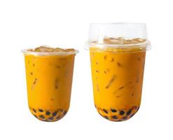 té de leche de burbujas de taiwán sobre fondo blanco con té tailandés en color marrón foto