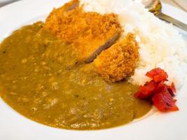 comida japonesa curry tonkatsu de cerdo frito con arroz foto