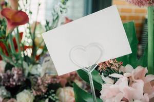 tarjeta de felicitación blanca en blanco con ramo de flores foto