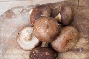 setas shiitake sobre fondo de madera foto