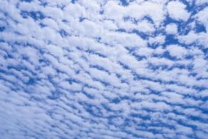 cielo azul con nubes naturaleza resumen antecedentes foto