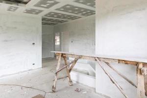 interior de la habitación vacía con techo de placa de yeso en el sitio de construcción foto