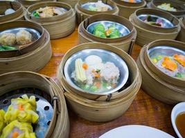 varios dim sum en vaporera de bambú foto