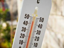 Primer termómetro que muestra la temperatura en grados centígrados foto