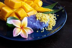 mango dulce maduro con arroz pegajoso, postre tradicional tailandés foto