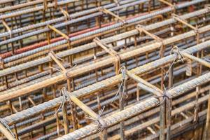 barras de refuerzo de acero para hormigón armado en el sitio de construcción foto