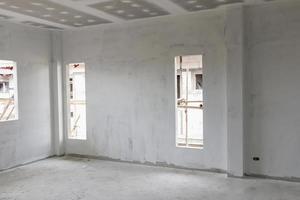 interior de la habitación vacía con techo de placa de yeso en el sitio de construcción foto