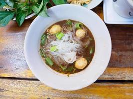 sopa de fideos con albóndigas al estilo tailandés foto