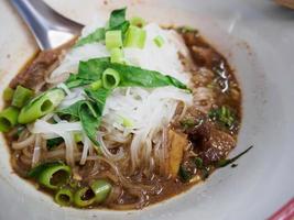 sopa de fideos con ternera al estilo tailandés foto