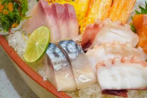 sashimi japonés en plato de barco foto