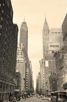 vista de la calle manhattan de la ciudad de nueva york en blanco y negro foto