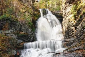 cascada de otoño en la montaña foto