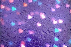 forma de corazón y gotas de lluvia en la ventana foto