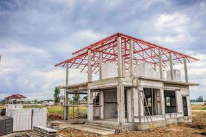 construcción residencial nueva casa en progreso en el sitio de construcción foto