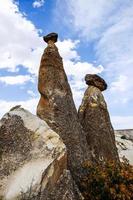 montañas en forma de hongo capadocia, turquía foto