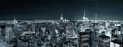 horizonte de manhattan de la ciudad de nueva york en la noche foto