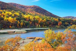 montaña de otoño con lago foto