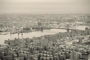 vista aérea del horizonte de brooklyn desde la ciudad de nueva york manhattan en blanco y negro foto