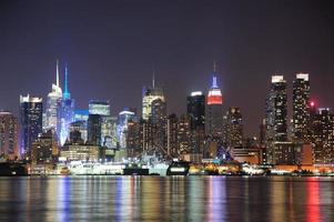 Nueva York Manhattan Midtown Skyline en la noche foto