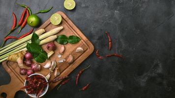 verduras alimentos saludables hierbas y especias en una tabla para cortar. materias primas de cocina preparacion tom yum. foto