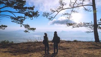 amantes mujeres y hombres asiáticos viajar relajarse en las vacaciones. viendo el amanecer por la mañana. en el invierno. En Tailandia foto