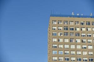 edificio gris del alto gobierno contra el cielo en chelyabinsk foto